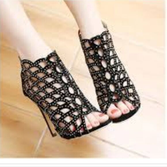 BRAND NEW FOREVER STUDDED CUT OUT DETAILS GLADIATOR SANDAL - Picture 1 of 16